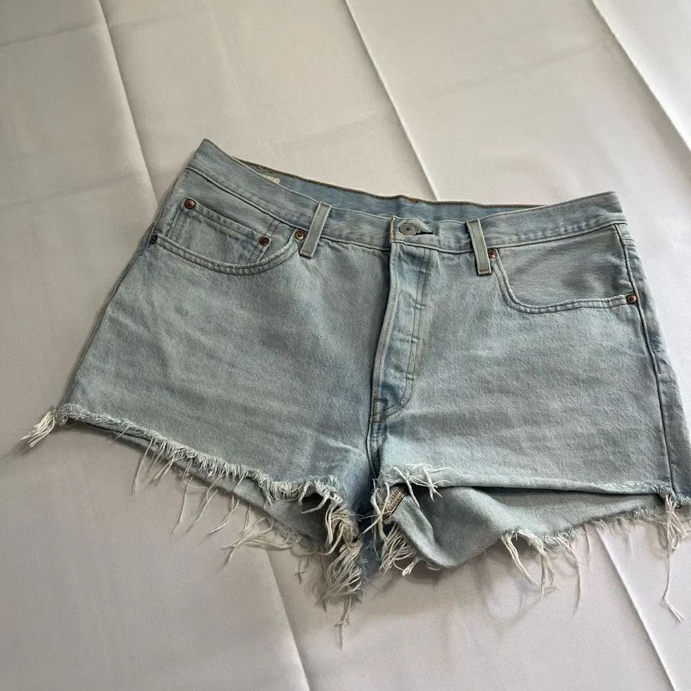 Levi’s Cut Off 501 Denim Shorts Size 32